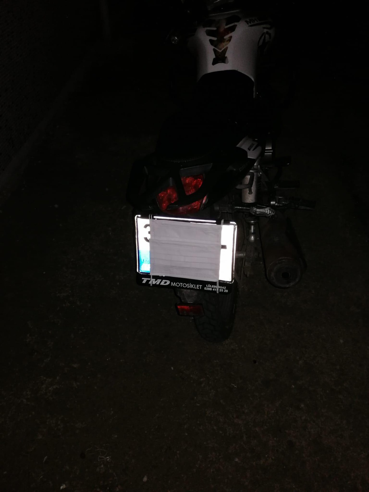 Motosiklet plakalarını cerrahi maskeyle kapatan 2 sürücüye ceza