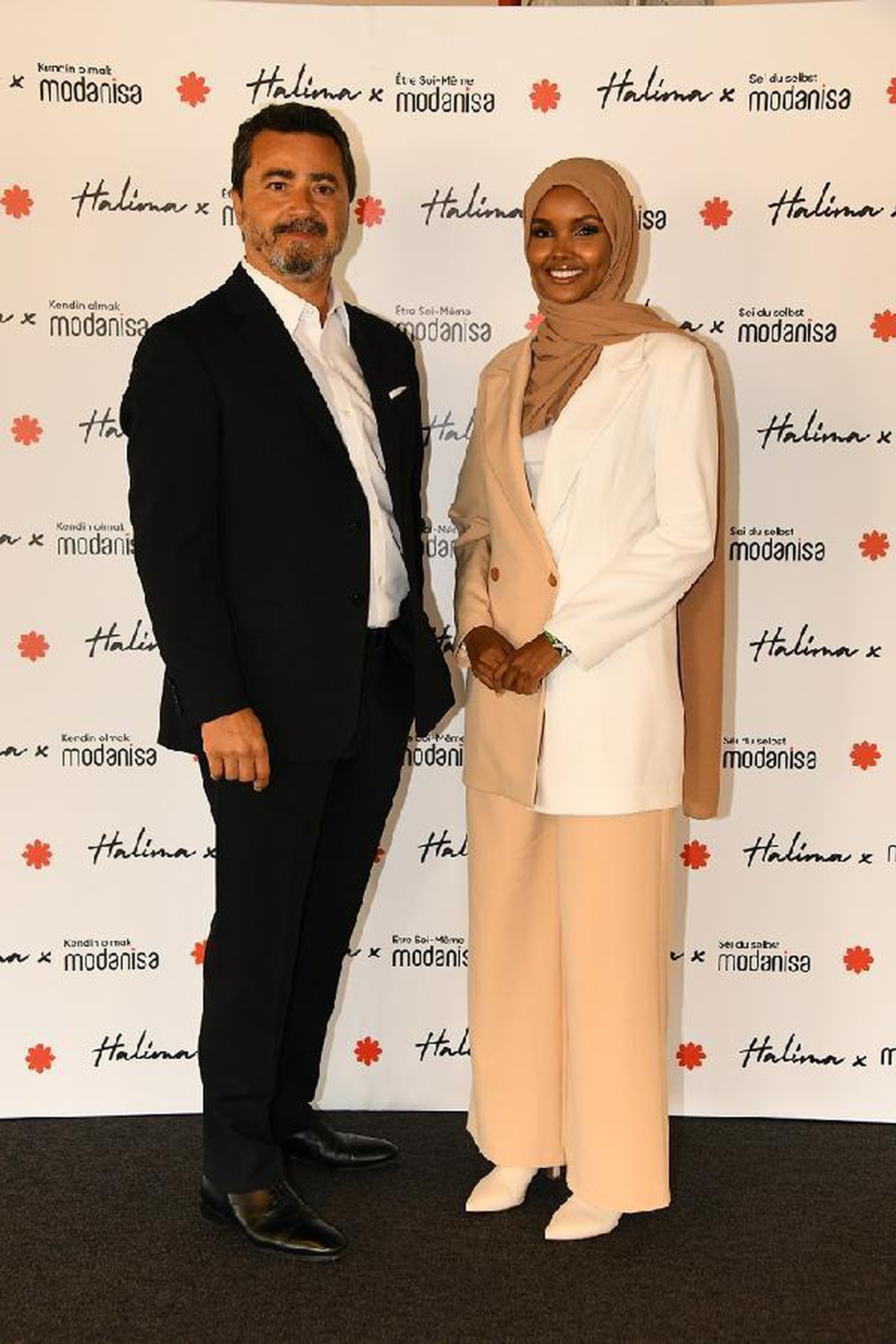 Muhafazakar giyim markası global mottosunu Halima Aden ile duyurdu