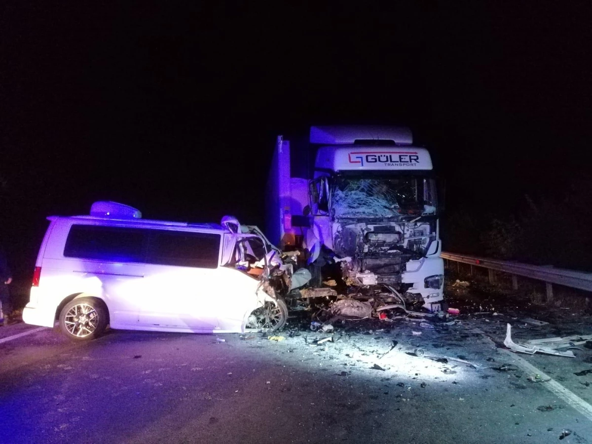 Son dakika haberi: Niğde\'de tırla çarpışan minibüsün sürücüsü hayatını kaybetti