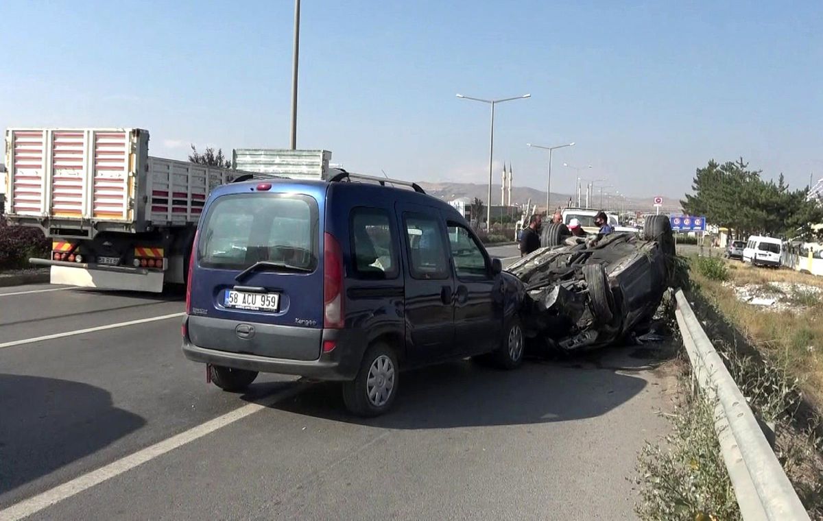 Orta refüjü aşıp karşı yöndeki otomobille kafa kafaya çarpıştı: 2 yaralı