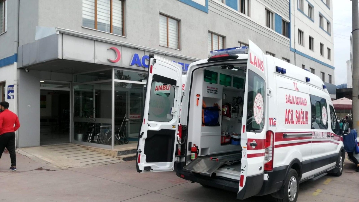 Otomobiller kafa kafaya çarpıştı: 3 yaralı