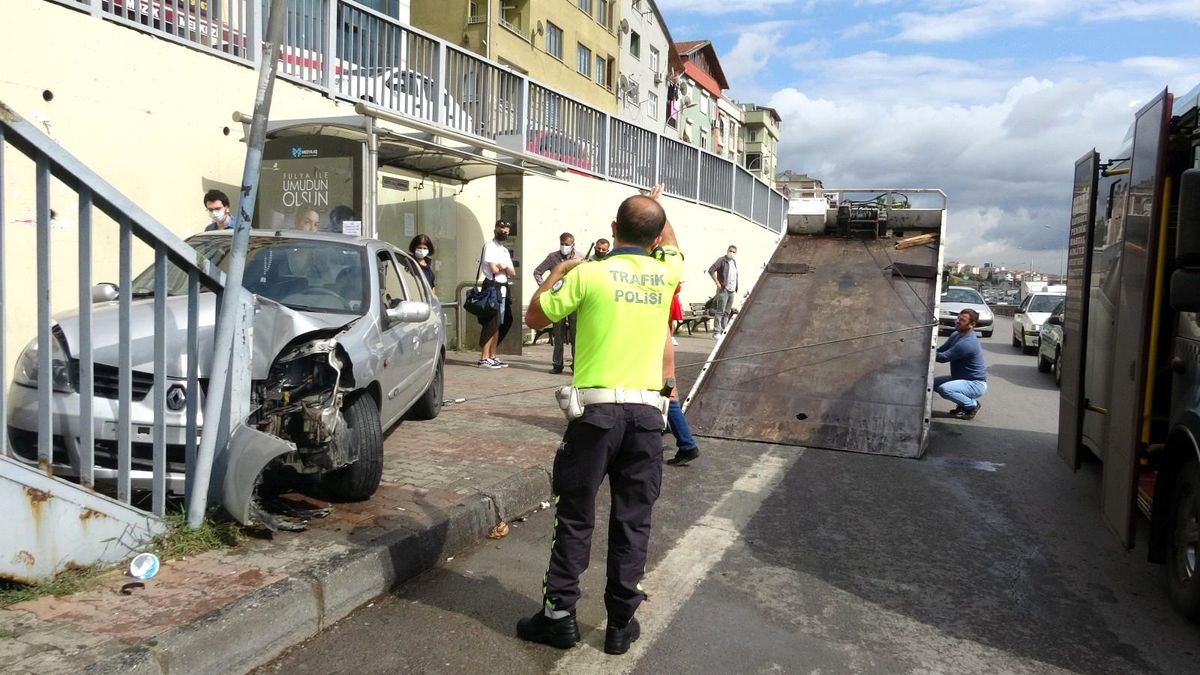 Pendik\'te otobüs durağını teğet geçip üst geçide çarpan otomobil kamerada