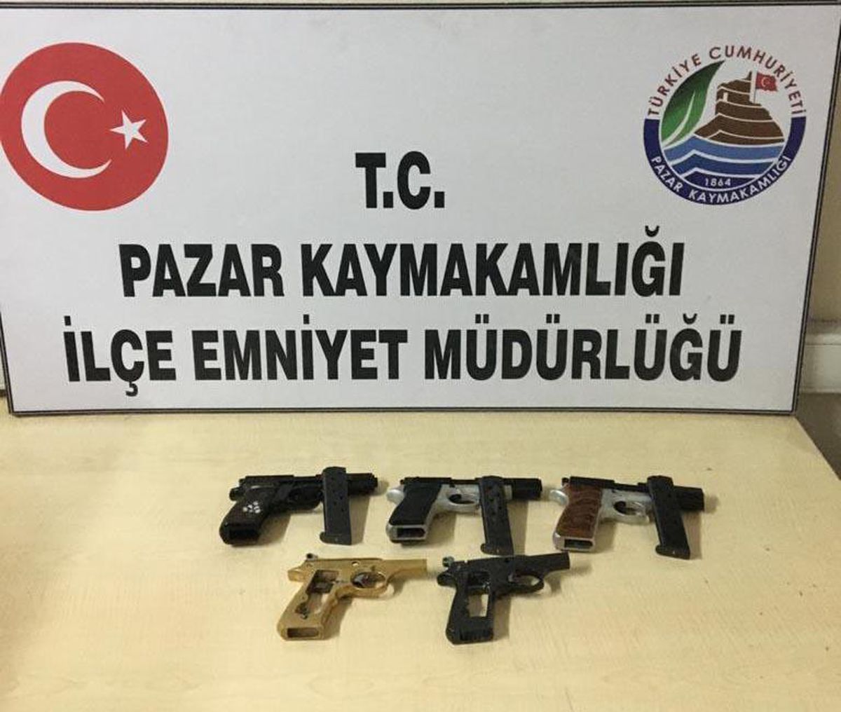 Rize\'de yolcu otobüsünde ruhsatsız tabanca bulundu