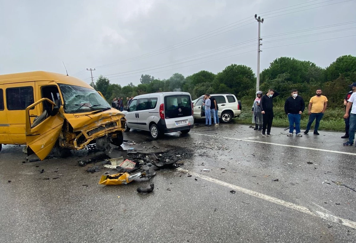 Samsun\'da 3 aracın karıştığı trafik kazasında 4 kişi yaralandı