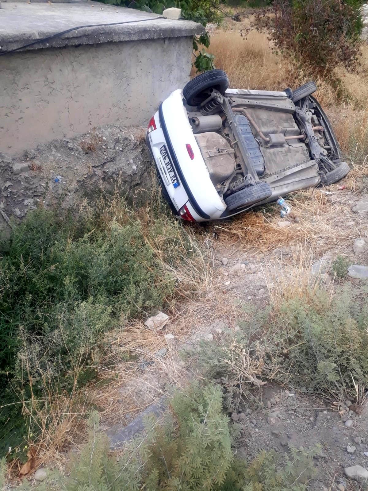Şarampole düşen araçtan hafif yaralı kurtuldu