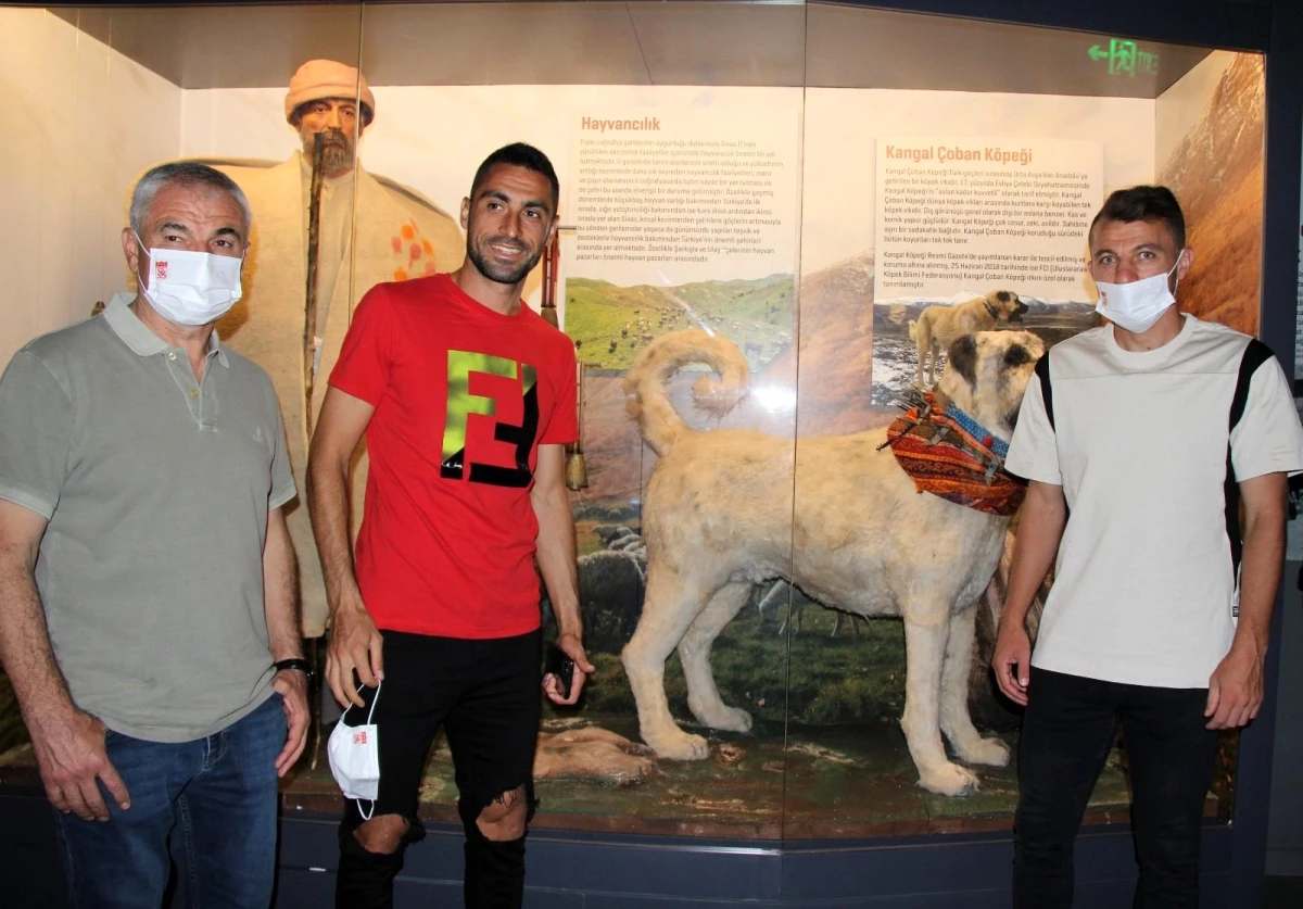 Sivas Valisi Ayhan, Sivassporlu futbolculara şehir müzesini gezdirdi