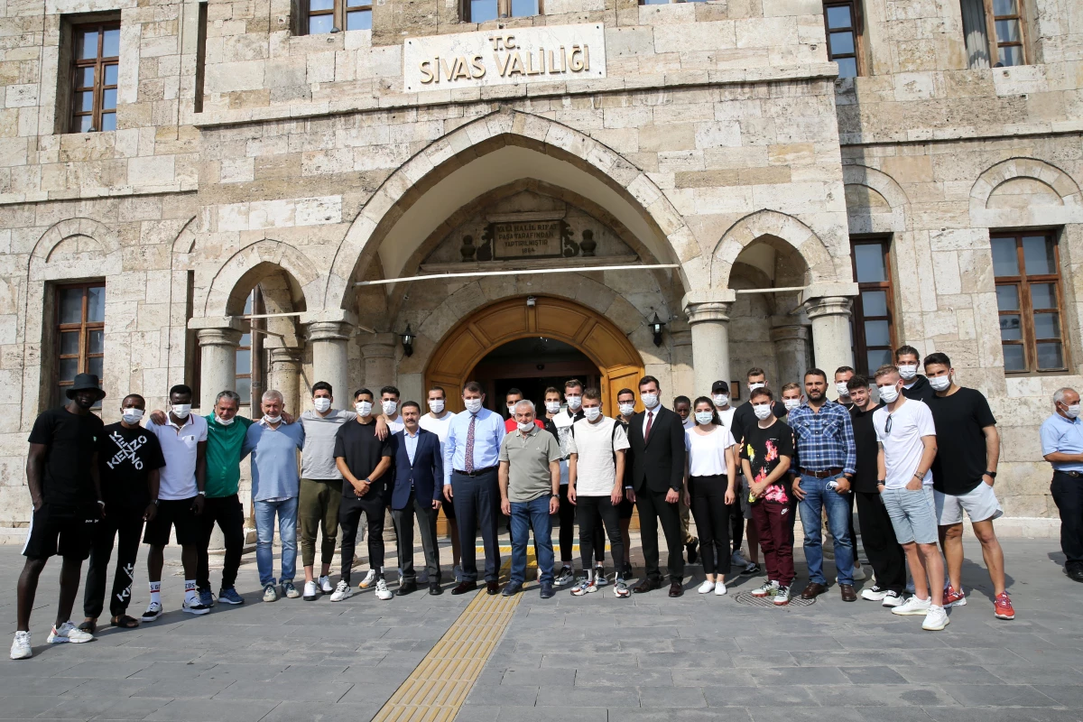 Sivasspor Teknik Direktörü Çalımbay ve futbolcular "Şehir Müzesi"ni gezdi