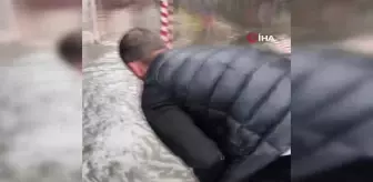 Sokağı dolduran yağmur suyunu esnaf kovalarla boşalttı