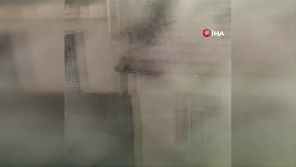 Tinerci evi yaktı, mahalleli tepki gösterdi