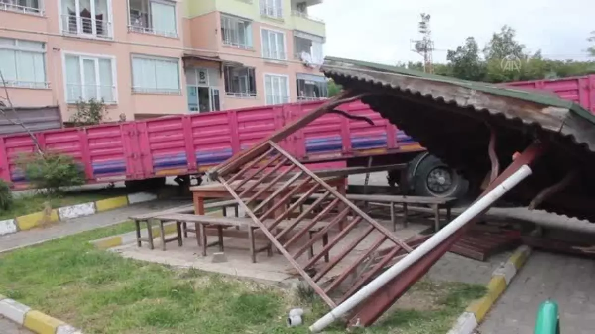 Tırdan ayrılarak kameriyeye çarpan dorse hasara yol açtı