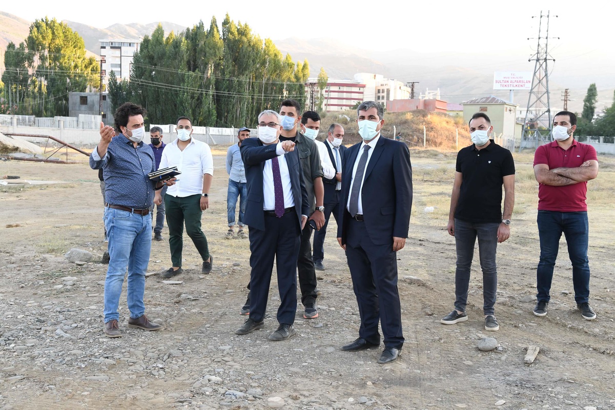 Vali Gündüzöz ve Başkan Asya, belediyenin yapacağı tekstil atölyesi alanını inceledi