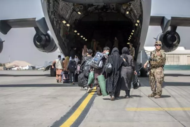 Afganistan'daki tahliyelerde geç kalmakla suçlanan Hollanda Dışişleri Bakanı Kaag istifa etti Afganistan'daki tahliyelerde geç kalmakla suçlanan Hollanda Dışişleri Bakanı Kaag istifa etti