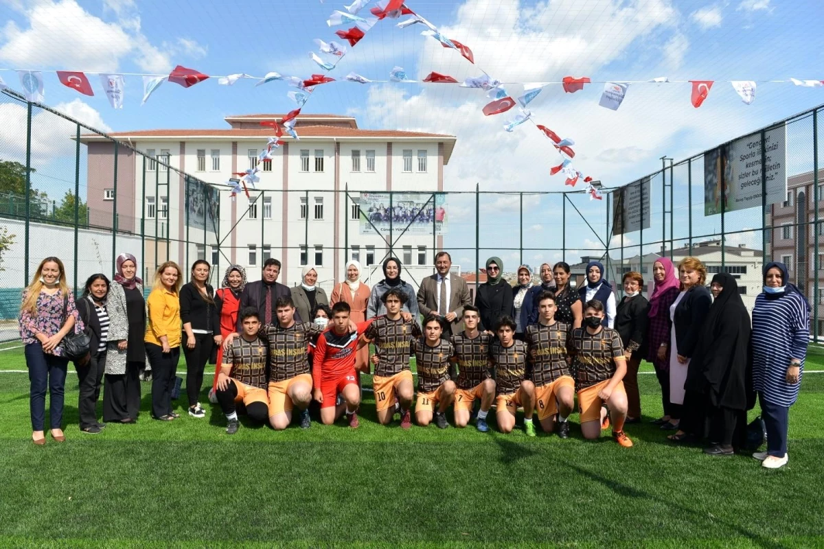 Anadolu İmam Hatip Lisesi\'nde halı saha tesisleri törenle açıldı