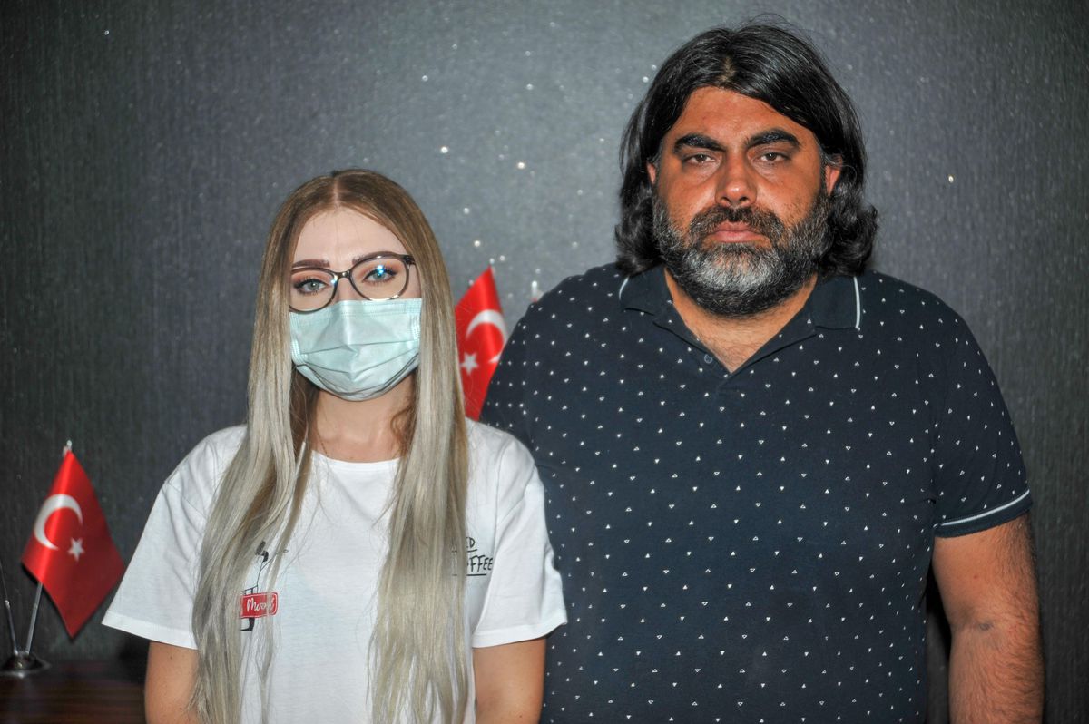 Antalya\'da sokak hayvanlarına mama bırakan aileye saldırı kameraya yansıdı