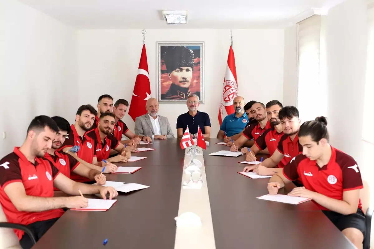 Antalyaspor hentbol takımı 11 oyuncu ile sözleşme imzaladı