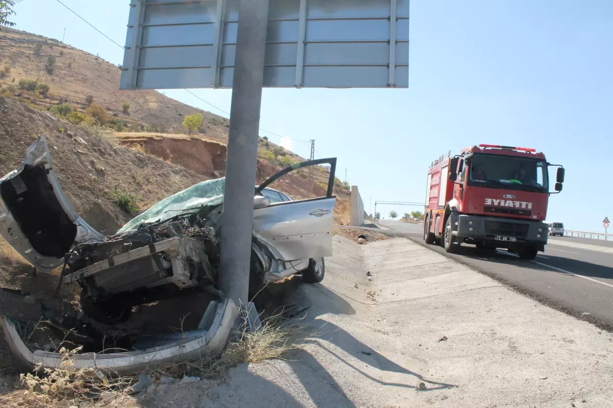 Batman\'da yön levhasına çarpan otomobilin sürücüsü yaralandı