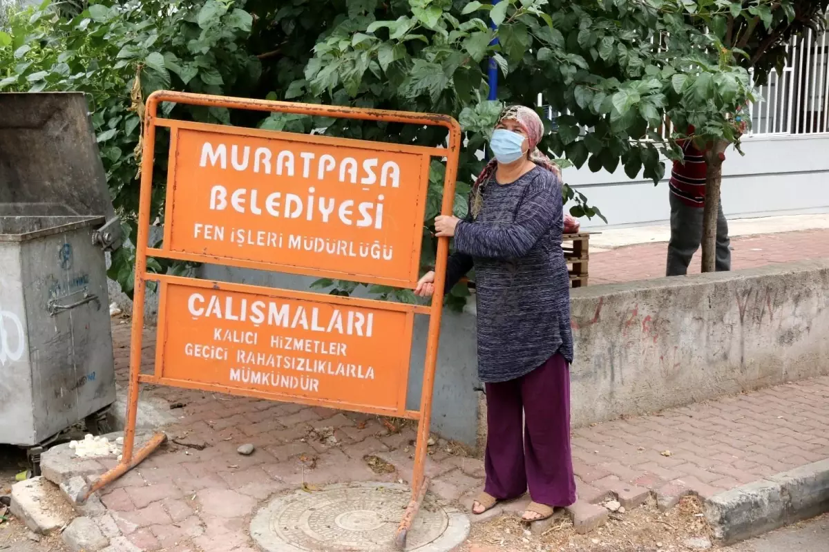 Belediye levhasını hurdacıya kaptırmayan Gülten teyzeye başkan ziyareti