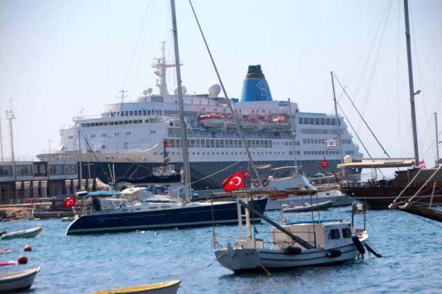 Bodrum'a 2 yıl aradan sonra kruvaziyer gemisi geldi