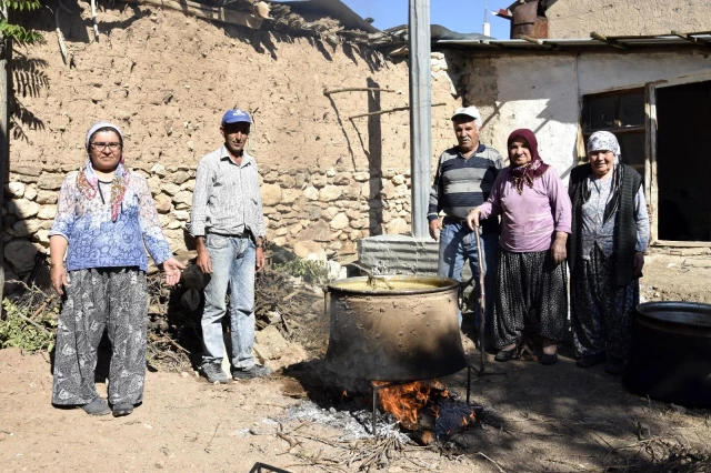 Burdur'da 200 yıldır geçim kaynağı olan pekmezin yapımı başladı: Kilosu 40 TL