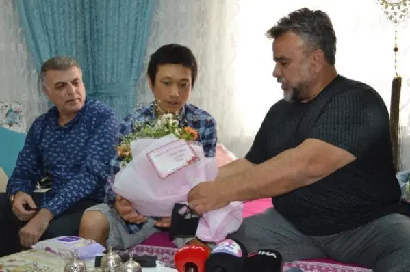 Elazığ'da bıçaklanan Japon turiste Bülent Serttaş'tan ziyaret! Özür notundaki yazım hatası güldürdü Elazığ'da bıçaklanan Japon turiste Bülent Serttaş'tan ziyaret! Özür notundaki yazım hatası güldürdü