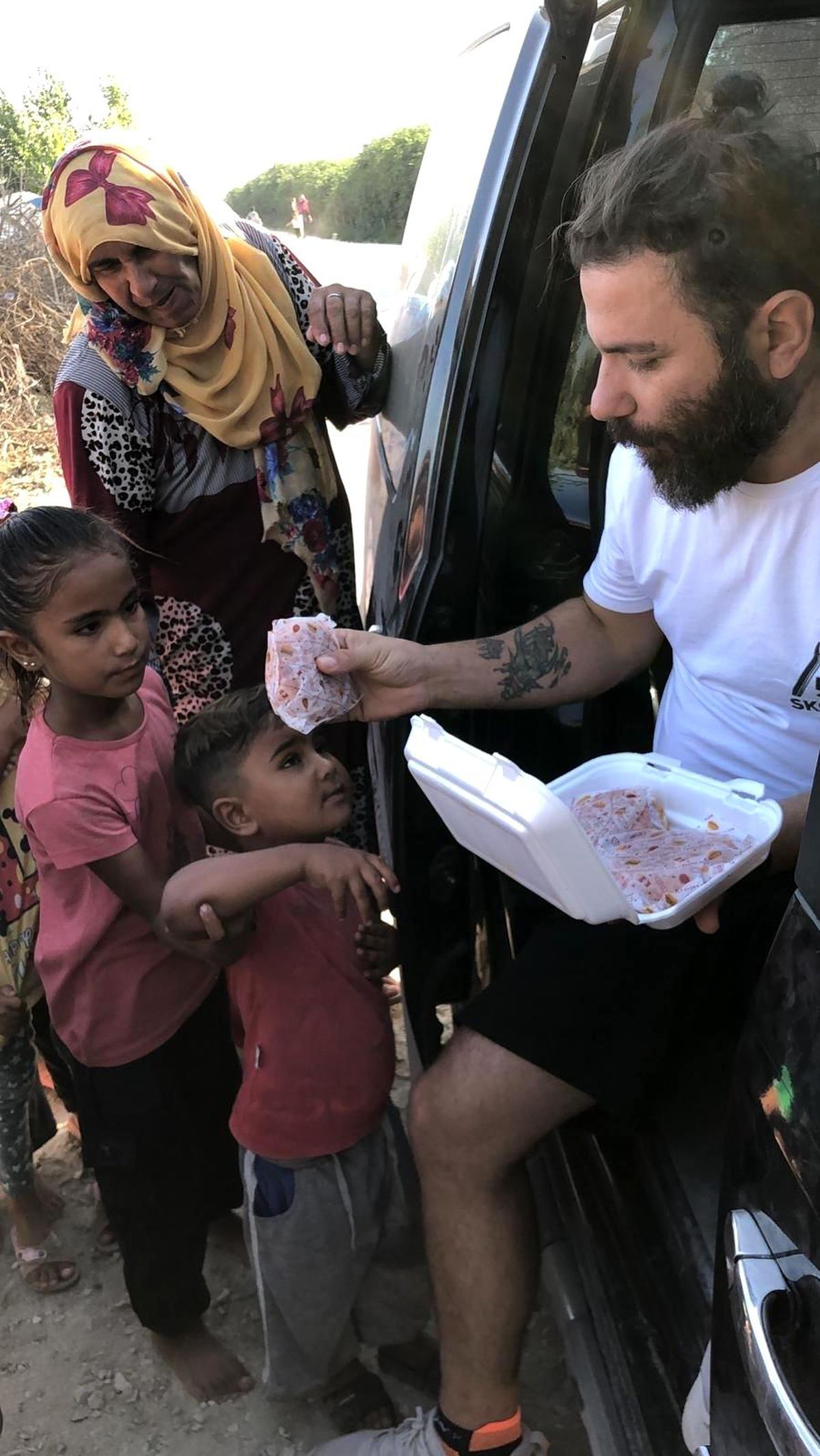 Son dakika haberleri... Çadırda yaşayan çocuklara hamburger ve oyuncak dağıtıldı