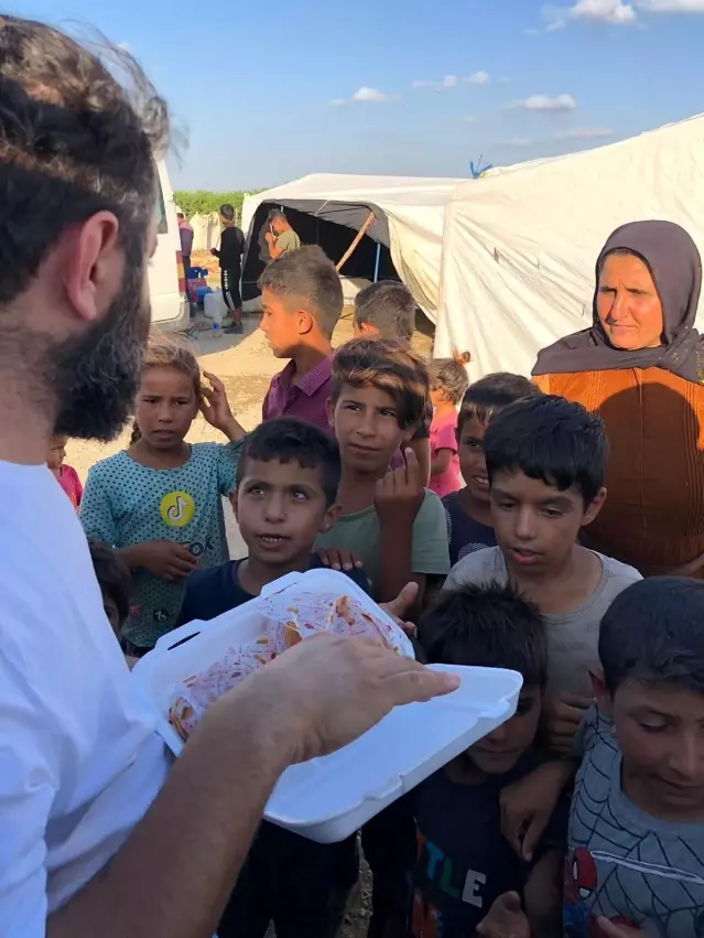 Son dakika haberleri... Çadırda yaşayan çocuklara hamburger ve oyuncak dağıtıldı