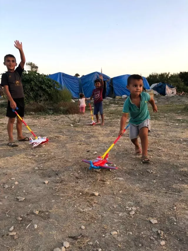 Son dakika haberleri... Çadırda yaşayan çocuklara hamburger ve oyuncak dağıtıldı