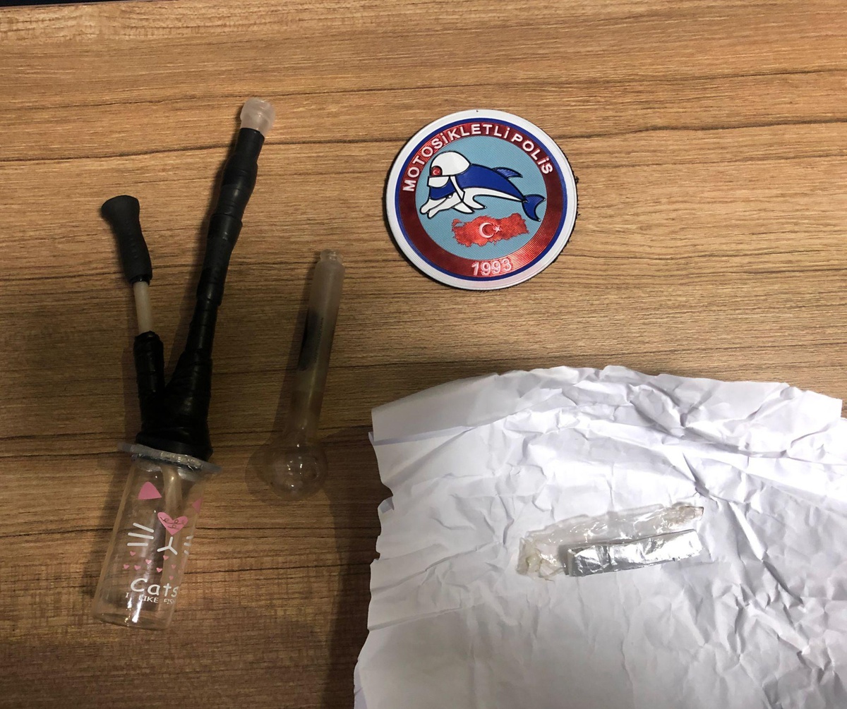 Son dakika haber! Çalıntı otomobille alışveriş merkezine giden 3 şüpheli polis ekiplerince yakalandı