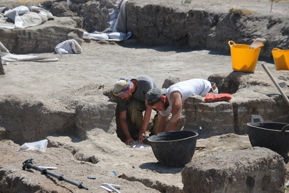 Çatalhöyük\'te Neolitik evin hücre mekanlarında çoklu mezarlar bulundu