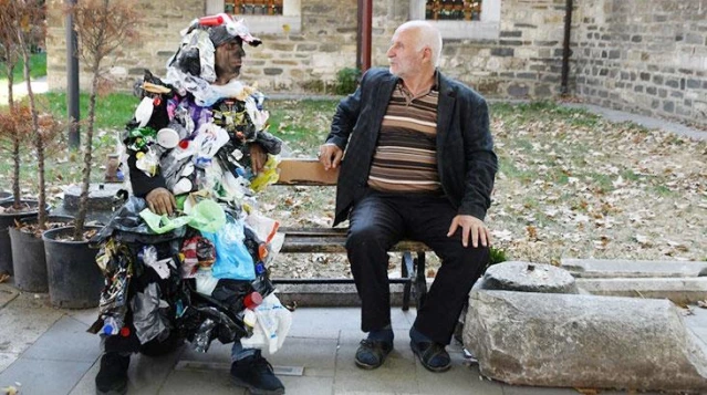 Çöp kostümüyle sokaklara indi, vatandaşı kendisiyle yüzleştirdi: Ben sizin sokaklara attığınız çöplerim