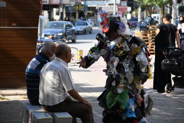 Çöp adam sokaklara indi, vatandaşı kendisiyle yüzleştirdi: Ben sizi sokaklara attığınız çöplerim