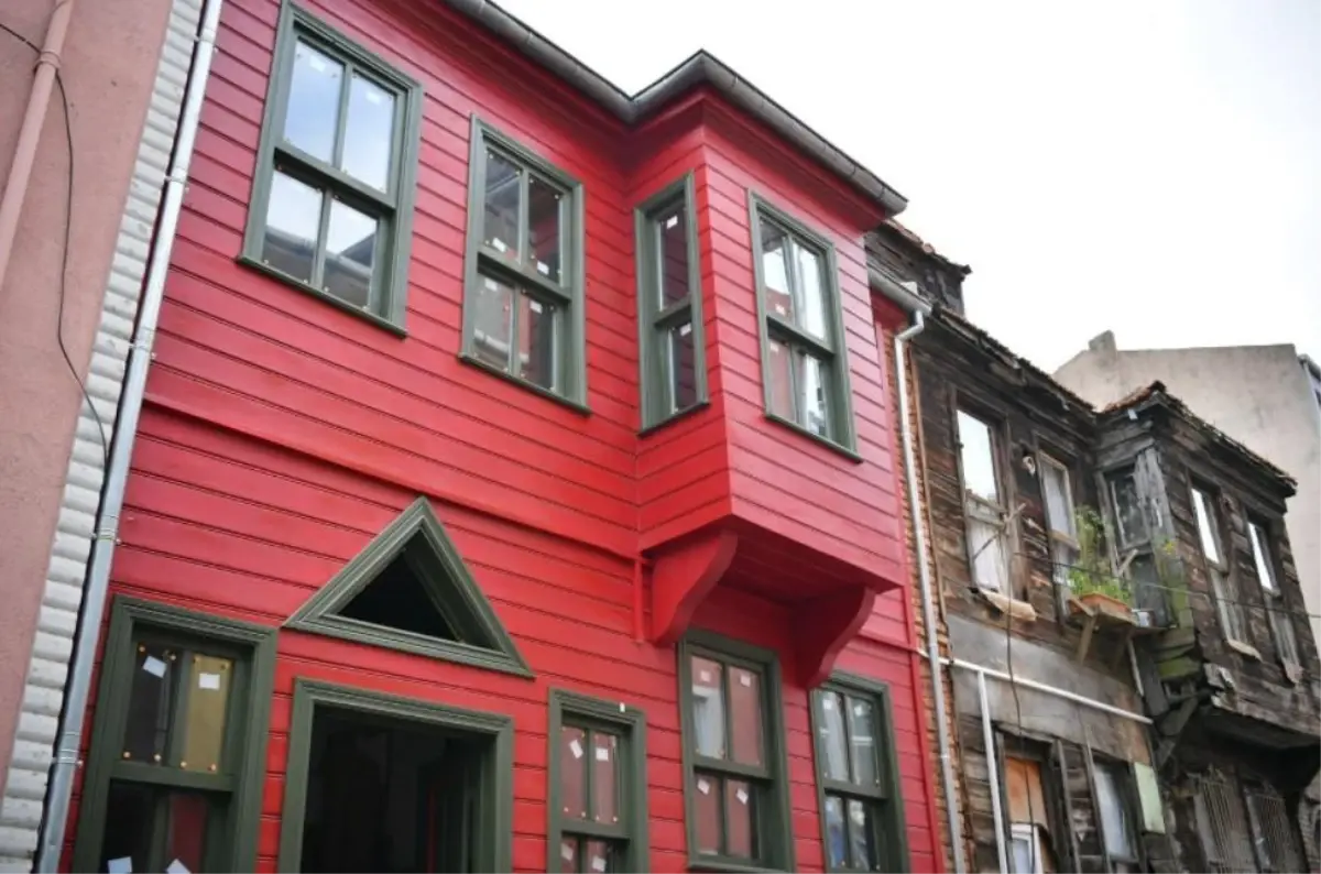 İstanbul Fatih\'teki geleneksel Zeyrek evleri eski ihtişamına kavuşuyor