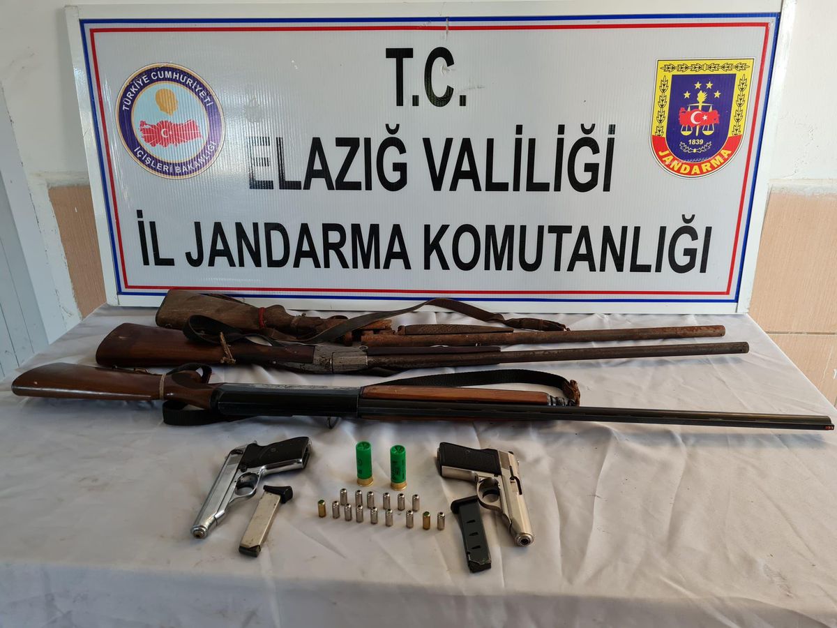 Elazığ\'da ruhsatsız 2 tabanca ve 3 tüfek ele geçirildi