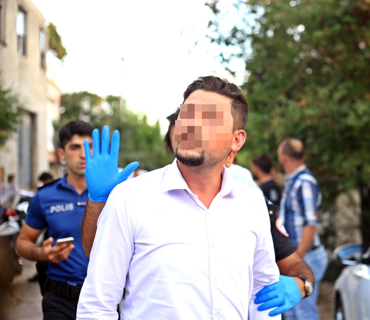 Eşiyle tartıştı, sokağa çıkıp havaya 7 el ateş açtı