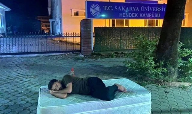 Ev kiralarına tepki için üniversite kapısına yatak koyup yatan öğrenciler sosyal medyada viral oldu