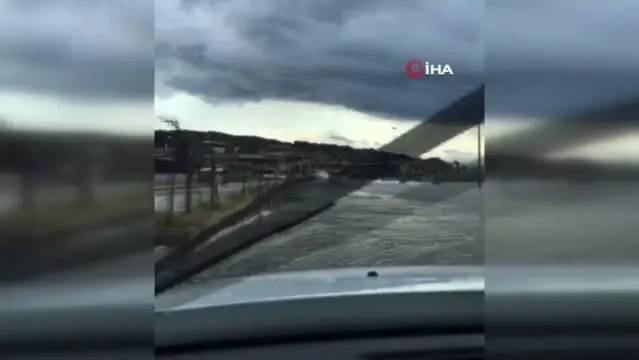 Fırtınada telefon direği evin üzerine düştü Fırtınada telefon direği evin üzerine düştü