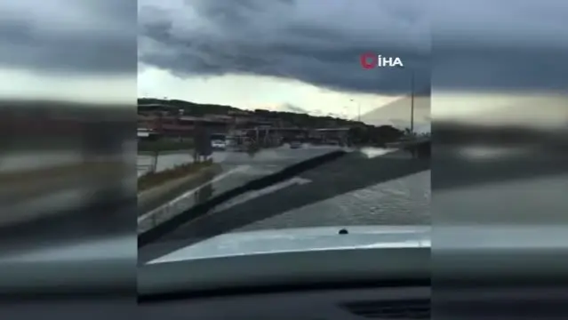 Fırtınada telefon direği evin üzerine düştü Fırtınada telefon direği evin üzerine düştü