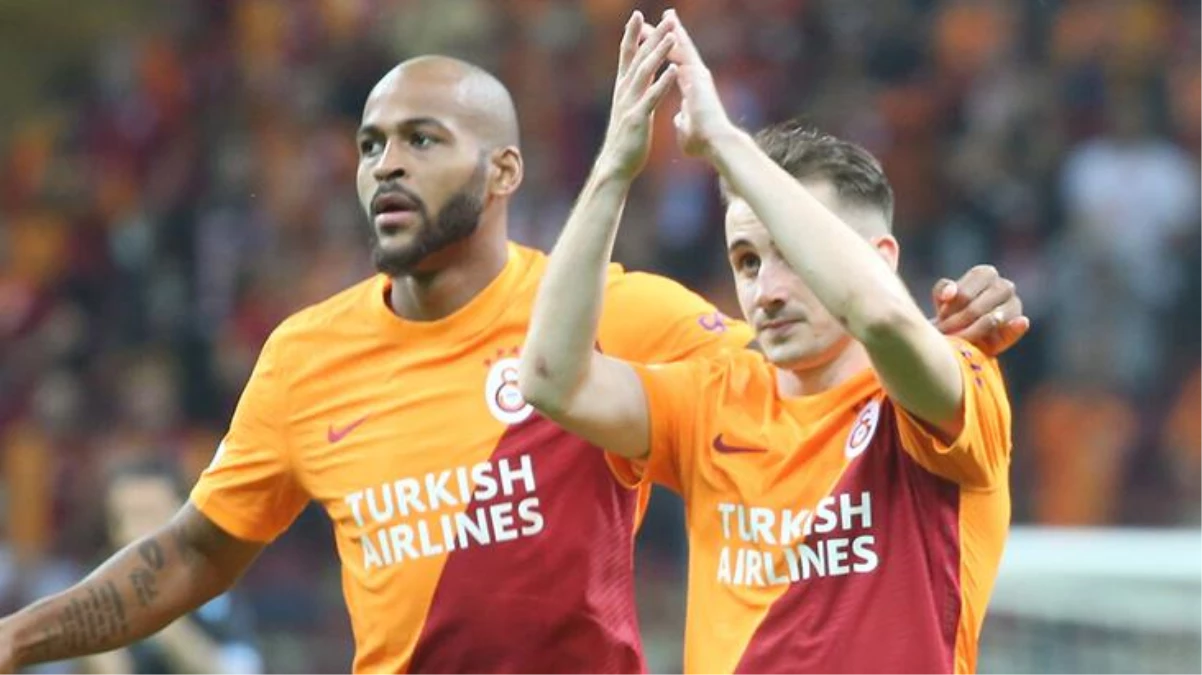 Galatasaray\'da Kerem Aktürkoğlu ile Marcao, el ele tribünleri selamladı