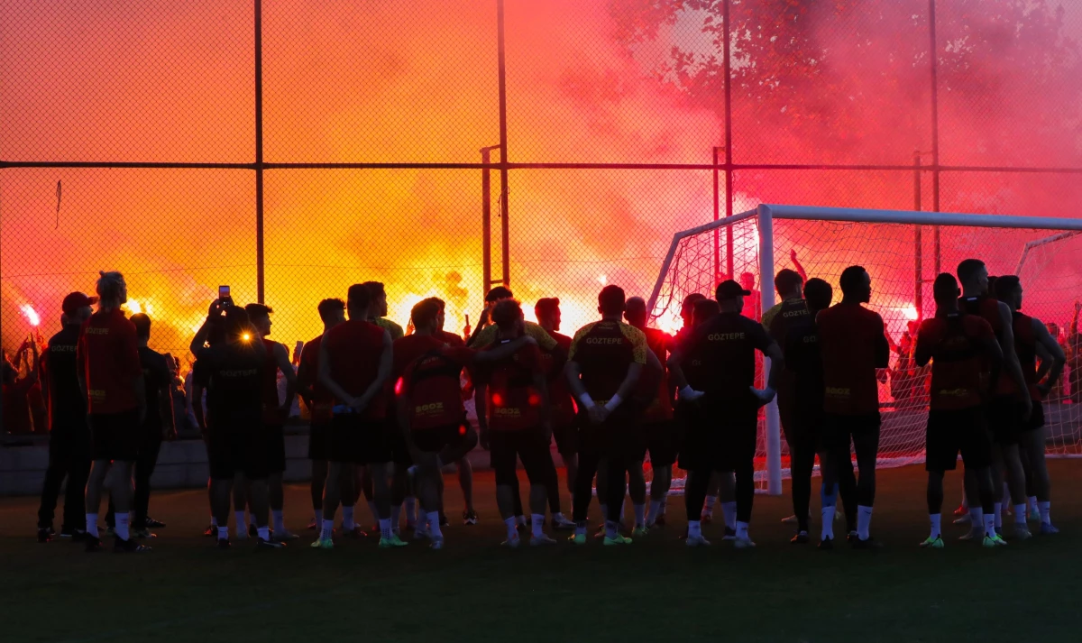 Göztepe, Altay maçı öncesi son çalışmasını taraftarlarının desteğiyle yaptı