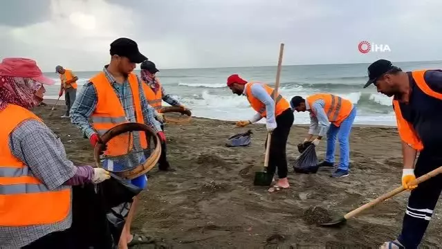 Hatay'da yağmura rağmen petrol atıkları temizleniyor