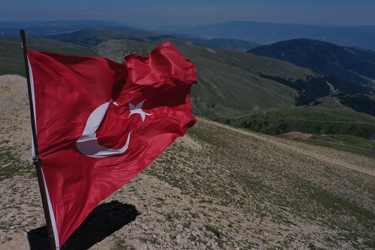 Ilgaz\'ın zirvesindeki bayrak nöbetini 24 metrekarelik bayrakla sürdürdü