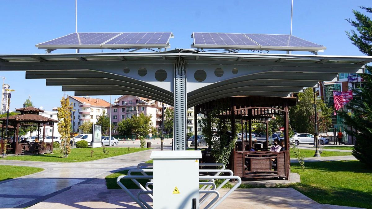 Keçiören\'de güneş enerjili şarj ünitesi