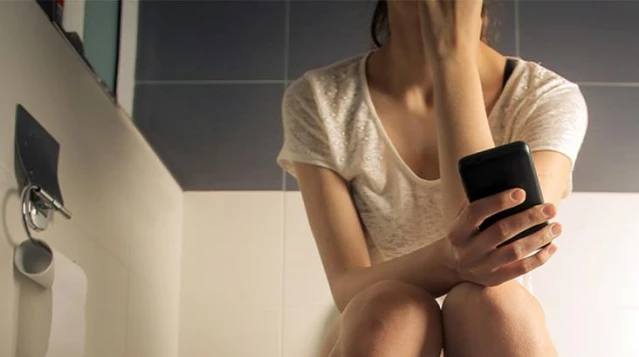 Uzun süre tuvalette telefonla oynamak basur tehlikesine neden olmakta