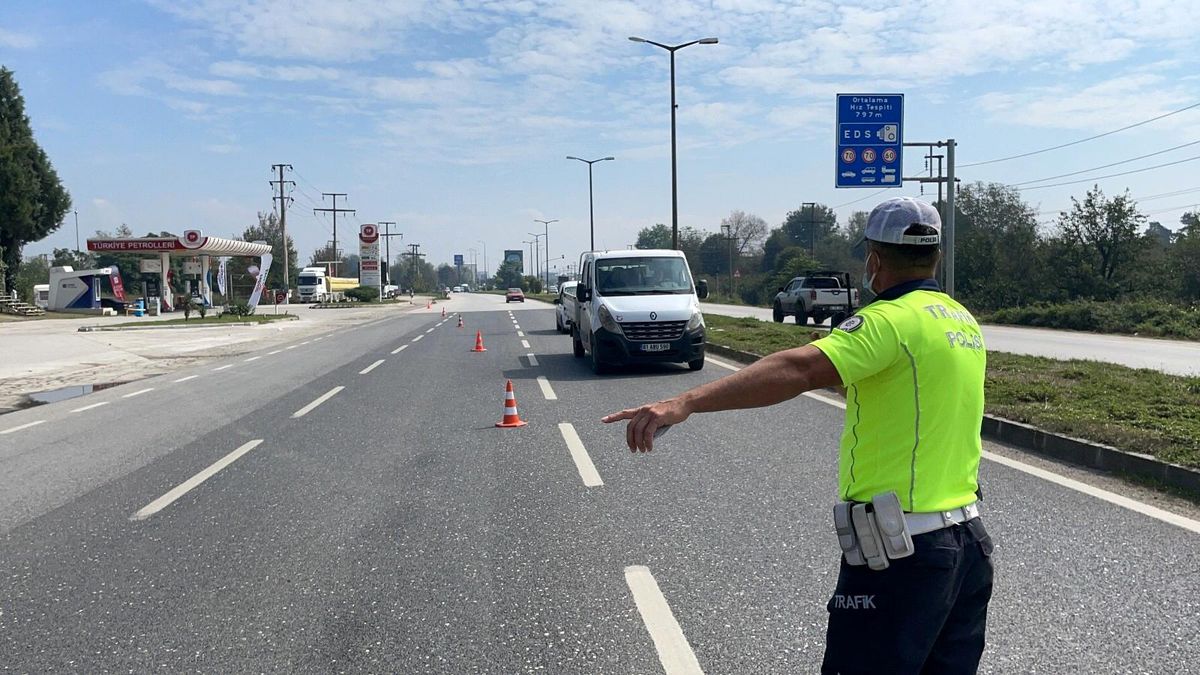 Kırmızı ışıkta geçenler drone takıldı