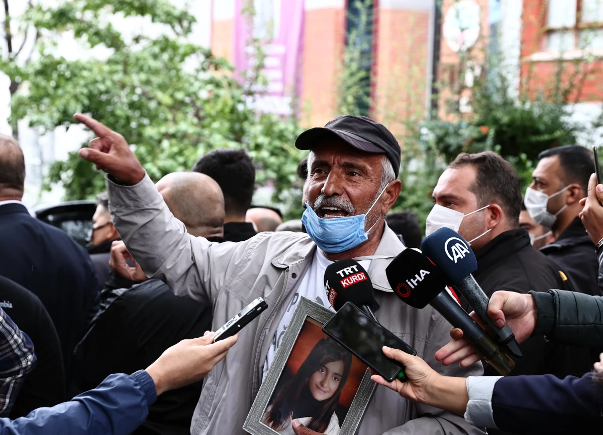 Evlat nöbeti tutan Laçin, HDP Genel Merkezi önünde açıklama yaptı (2)