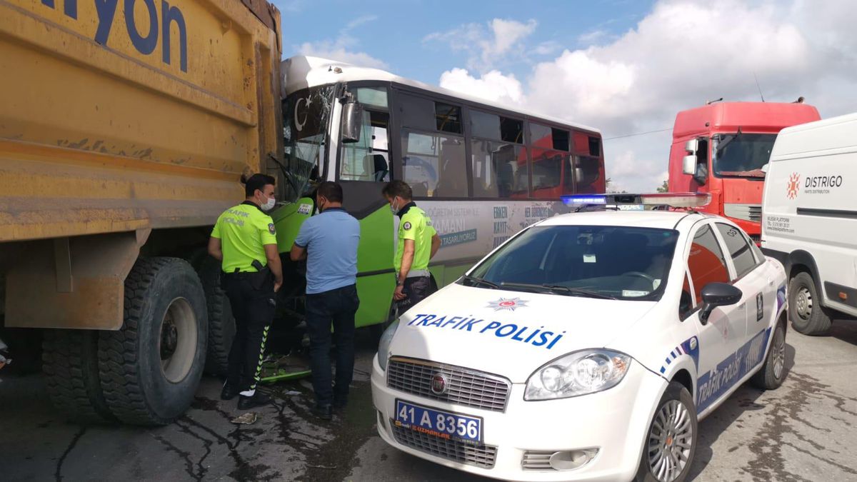 Kocaeli\'de midibüs kamyona çarptı: 1 yaralı
