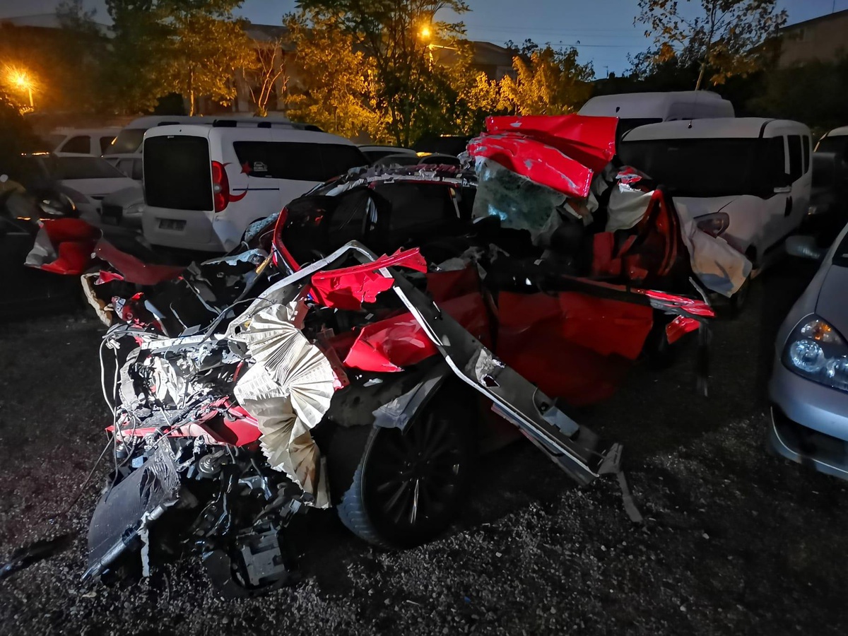 Kocaeli\'de otomobil tıra çarptı: 1 ölü