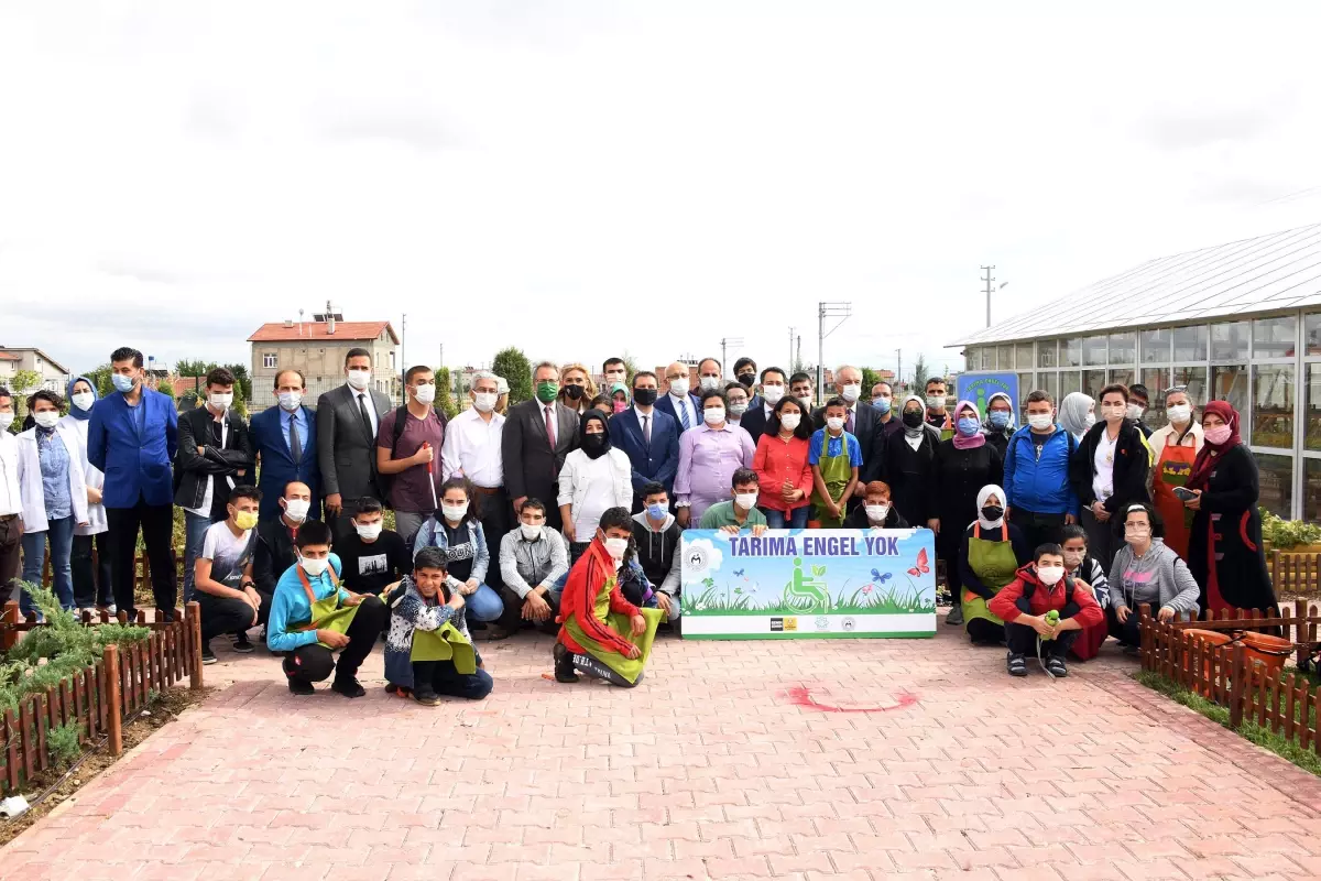 Konya\'da özel öğrenciler elleriyle diktikleri sebzelerin hasadını yaptı