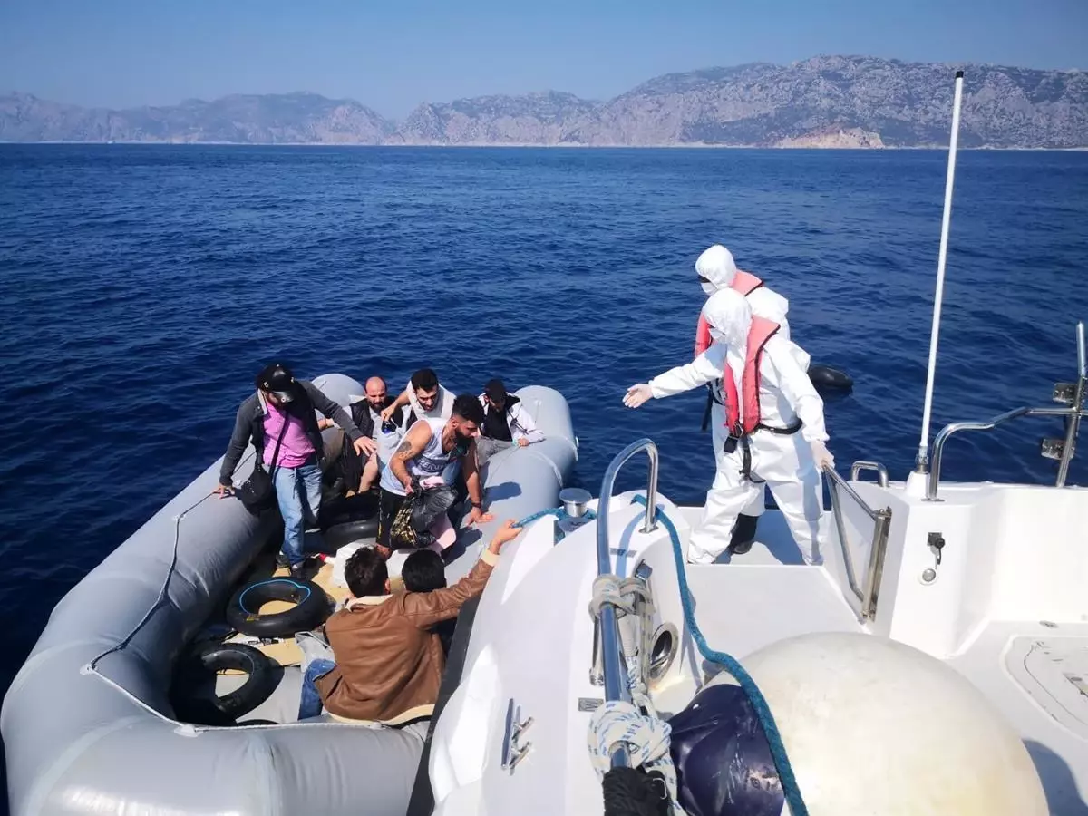 Muğla açıklarında lastik bottaki 15 düzensiz göçmen kurtarıldı