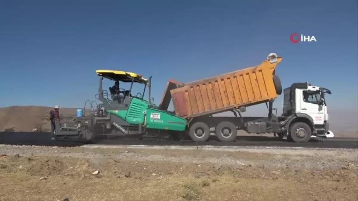 Muş\'ta 2 bin 850 rakımdaki köy yolları sıcak asfaltla kaplandı